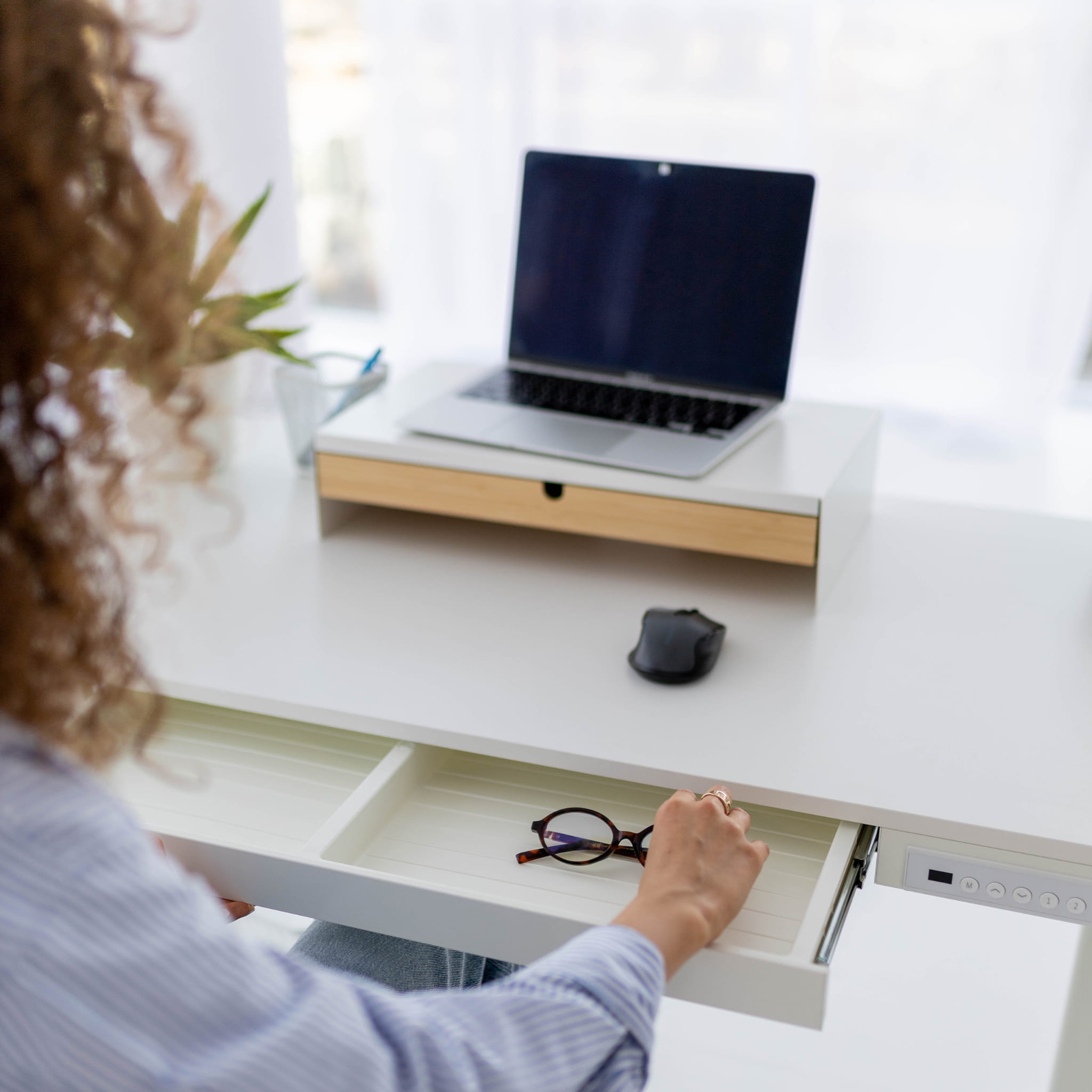 Mark Adler Leader 8.2 Weißer elektrischer Schreibtisch